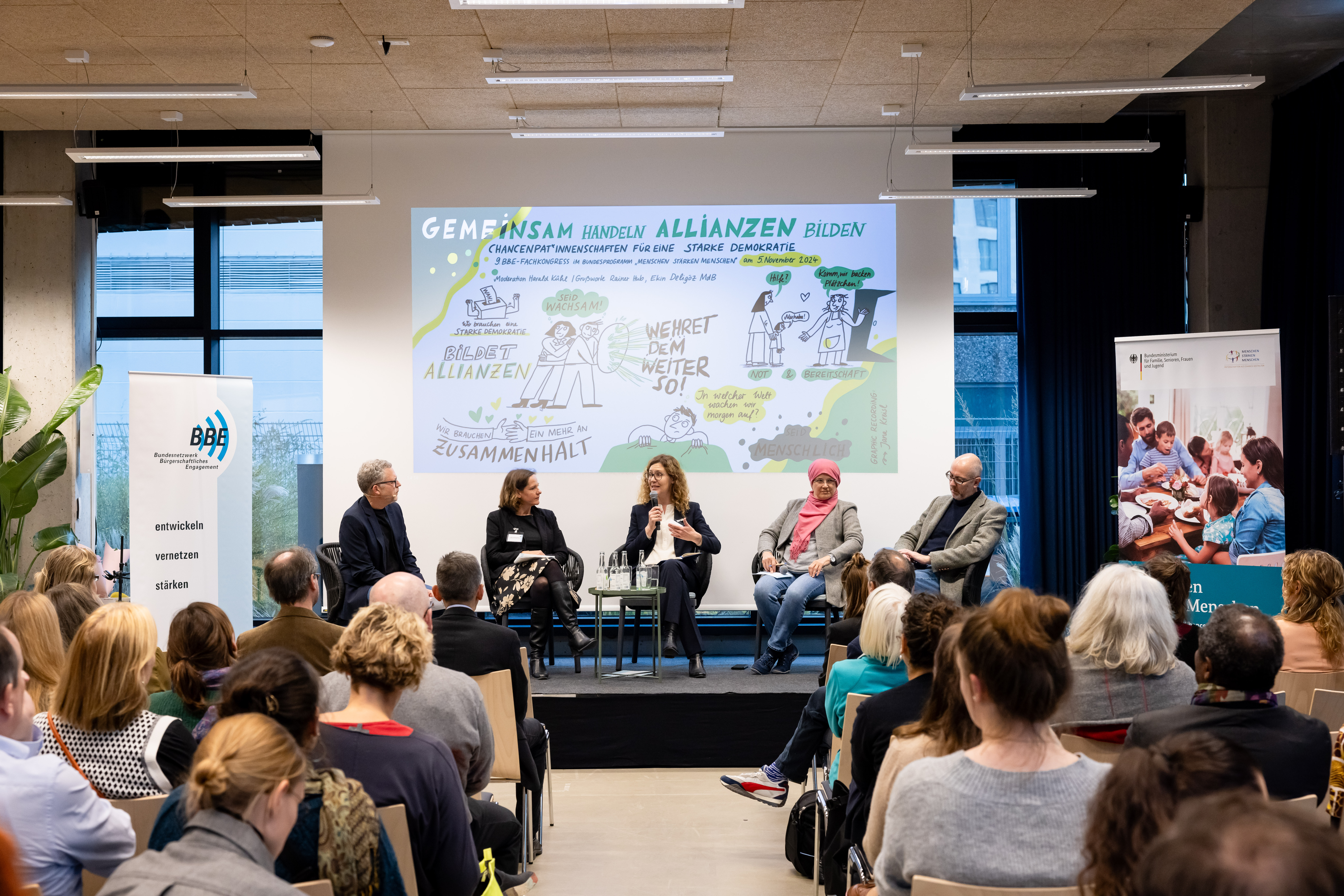 Auf dem Podium diskutierten abschließend Dr. Christoph Steegmans (BMFSFJ), Ayten Kılıçarslan (SmF), Madlen Sanchiño Martínez (Gebäudeservice Wodara GmbH) und Dr. Lilian Schwalb (BBE) 