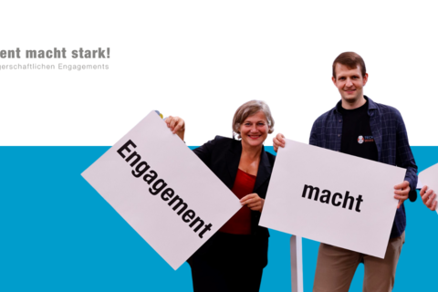 Katja Hintze, Markus Fleige und Lisa Paus halten jeweils ein Schild. Zusammen ergeben die Wörter Engagement Macht Stark.